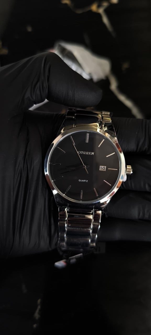 Reloj elegante fotografiado con iluminación premium - Imagen 2