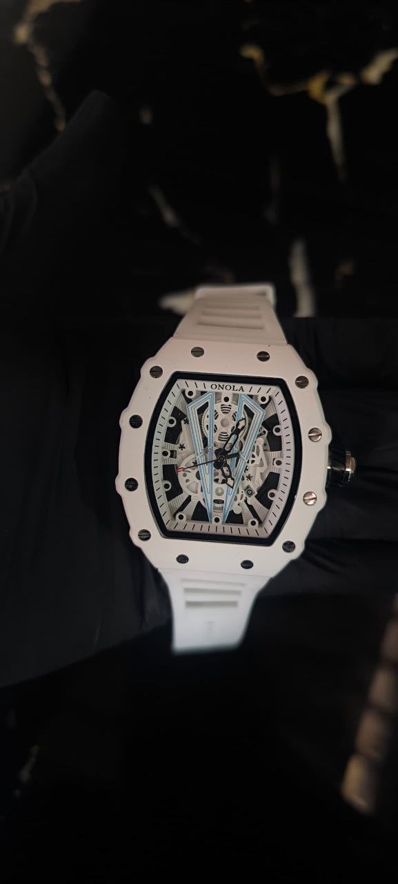 Reloj elegante fotografiado con iluminación premium - Imagen 1